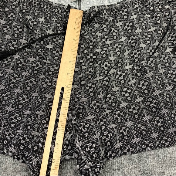Old Navy Tribal Ikat Print Shorts, Black and White, Size Xl drawstring - Picture 4 of 9